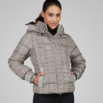 Lifestyle foto Pikeur jas 8016 Pale Grey voorzijde