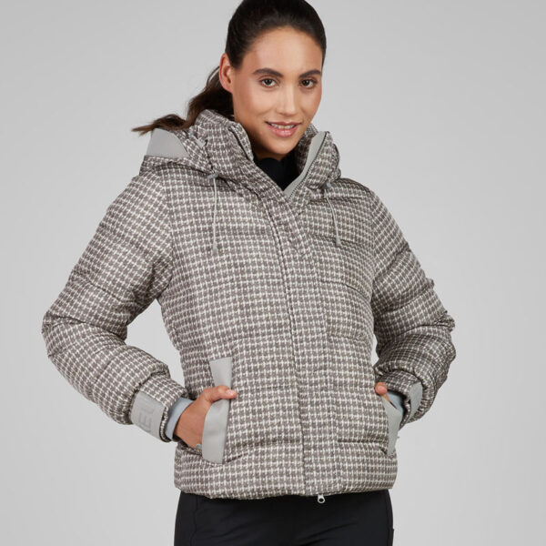 Lifestyle foto Pikeur jas 8016 Pale Grey voorzijde