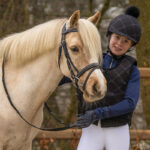 Sfeerfoto QHP Bodyprotector Cover Liora Zwart Junior