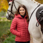 Lifestylefoto LeMieux Pufferjacke Rose Cranberry