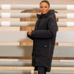 Lifestyle-Shooting Pikeur Regenmantel 8021 Schwarz