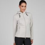 Lifestylefoto Pikeur Fleeceweste 8045 Pale Grey
