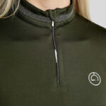Detail Logo und Glitzer Montar Thermo Longsleeve MoGaia Olive Vorderseite