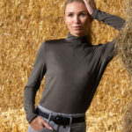 Lifestylefoto Pikeur Strass Shirt 8273 Deep Khaki
