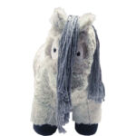 Crafty Ponies paardenknuffel Roan Grijs voorzijde lifestyle