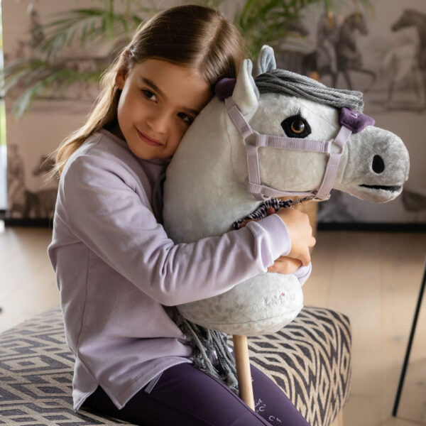 LeMieux lifestyle foto Hobby Horse Earl grijs