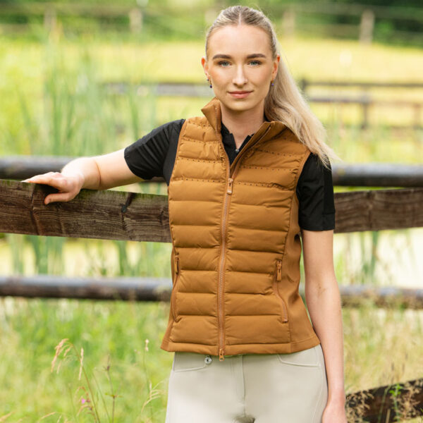 Lifestyle foto voorzijde Pikeur Hybrid Bodywarmer 7003 Sports Golden Caramel