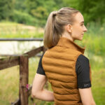 Achterzijde lifestyle foto Pikeur Hybrid Bodywarmer 7003 Sports Golden Caramel