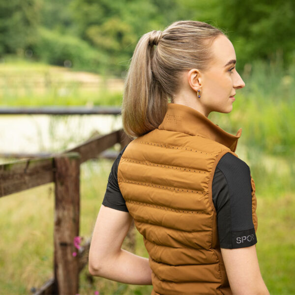 Achterzijde lifestyle foto Pikeur Hybrid Bodywarmer 7003 Sports Golden Caramel