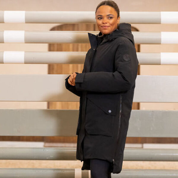 Lifestyle shoot Pikeur Regenjas 8021 Zwart