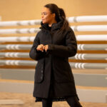Lifestyle foto Pikeur Regenjas 8021 Zwart