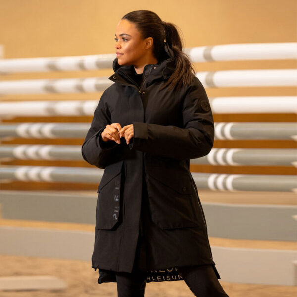 Lifestyle foto Pikeur Regenjas 8021 Zwart