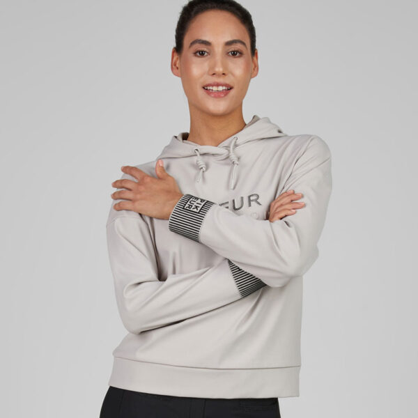 Lifestyle foto Pikeur Sweater 8281 Pale Grey voorzijde