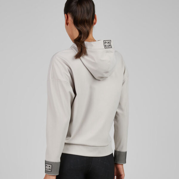 Lifestyle Pikeur Sweater 8281 Pale Grey achterzijde