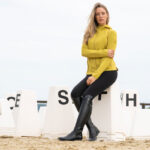 Close up lifestyle foto Pikeur Techjersey vest 7045 Selection Golden Olive