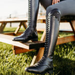 Lifestyle foto rijlaars QHP Hailey Adult zwart