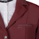 Detail borstzakje QHP Kae wedstrijdjasje bordeaux