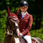 Lifestyle foto rijjasje QHP Kae Bordeaux