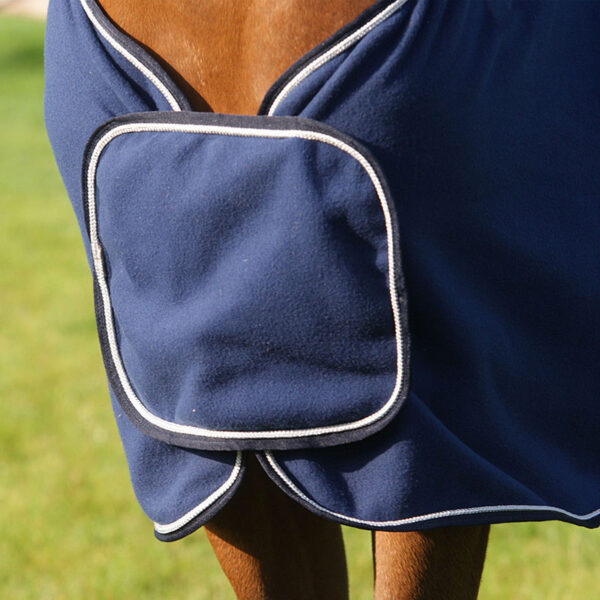 Detail borstsluiting QHP zweetdeken Ornament navy/zilver