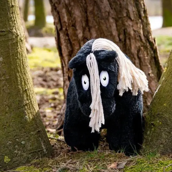 Voorzijde Lifestyle Crafty Ponies paardenknuffel zwart met witte manen