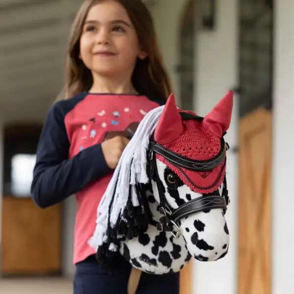 Lifestyle afbeelding LeMieux Hobby Horse Fly Hood Cranberry