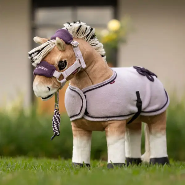 Lifestyle foto LeMieux halsterset Vogue Toy Pony Lilac