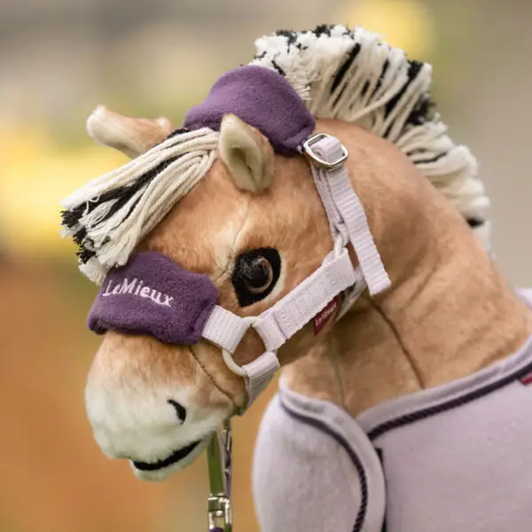 Close up lifestyle foto halsterset Vogue LeMieux Toy Pony Lilac