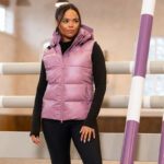 Lifestyle foto Pikeur bodywarmer 8004 Berry Blush voorzijde