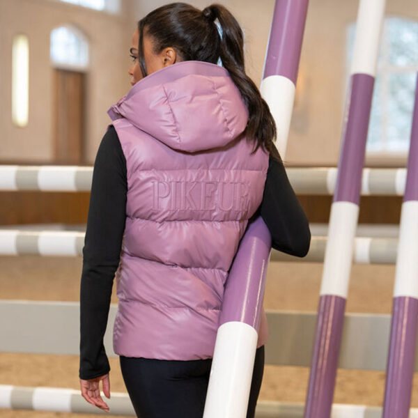 Achterzijde lifestyle afbeelding Pikeur bodywarmer 8004 Berry Blush