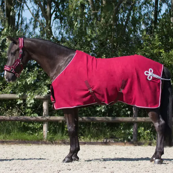 Zijaanzicht QHP fleecedeken Ornament bordeaux