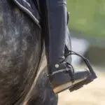 Lifestyle foto Antraciet stijgbeugels Sprenger Bow Balance