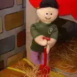 Instructrice Iris tijdens stalwerkzaamheden Crafty Ponies