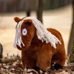 Lifestyle foto Crafty Ponies bruin/wit veulen paardenknuffel