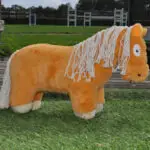 Lifestyle foto Crafty Ponies paardenknuffel Chestnut