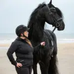 Lifestyle afbeelding vest Montar Lize Curve Zwart