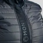 Close up logo Montar jas Emma Curve dark navy