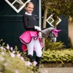 Lifestyle foto uitrijdeken QHP Hobby Horse Fuchsia