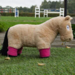 Lifestyle foto fleece bandages Crafty Ponies roze