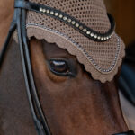 Close up oornetje Eskadron Platinum Pearls Smoky Taupe