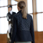 Achterzijde lifestyle foto Jas Kingsland KLLeighton Navy