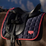 Close up LeMieux zadeldekje Loire Navy/Cranberry lifestyle foto