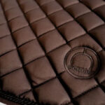 Close up logo zadeldek Montar Fair Bruin