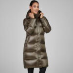 Lifestyle foto Pikeur lange jas 8025 Slate Brown voorzijde