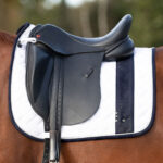 Clsoe up lifestyle foto dekje QHP Kae wit/zwart