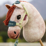 Lifestyle foto LeMieux Hobby Horse Halsterset Vogue Macaron