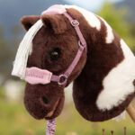 Lifestyle foto LeMieux Hobby Horse Halsterset Vogue Mallow