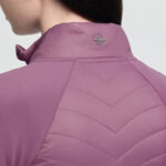 Detail logo kraag LeMieux Jas Juliette Fondant