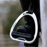 Lifestyle foto LeMieux Junior Vector Balance veiligheidsbeugels Zilver