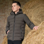 Lifestyle foto Pikeur Hybrid Jas 8011 Heren Deep Khaki