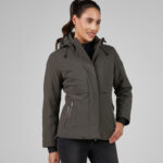 Lifestyle foto voorzijde Pikeur Jas 8024 Waterdicht Deep Khaki